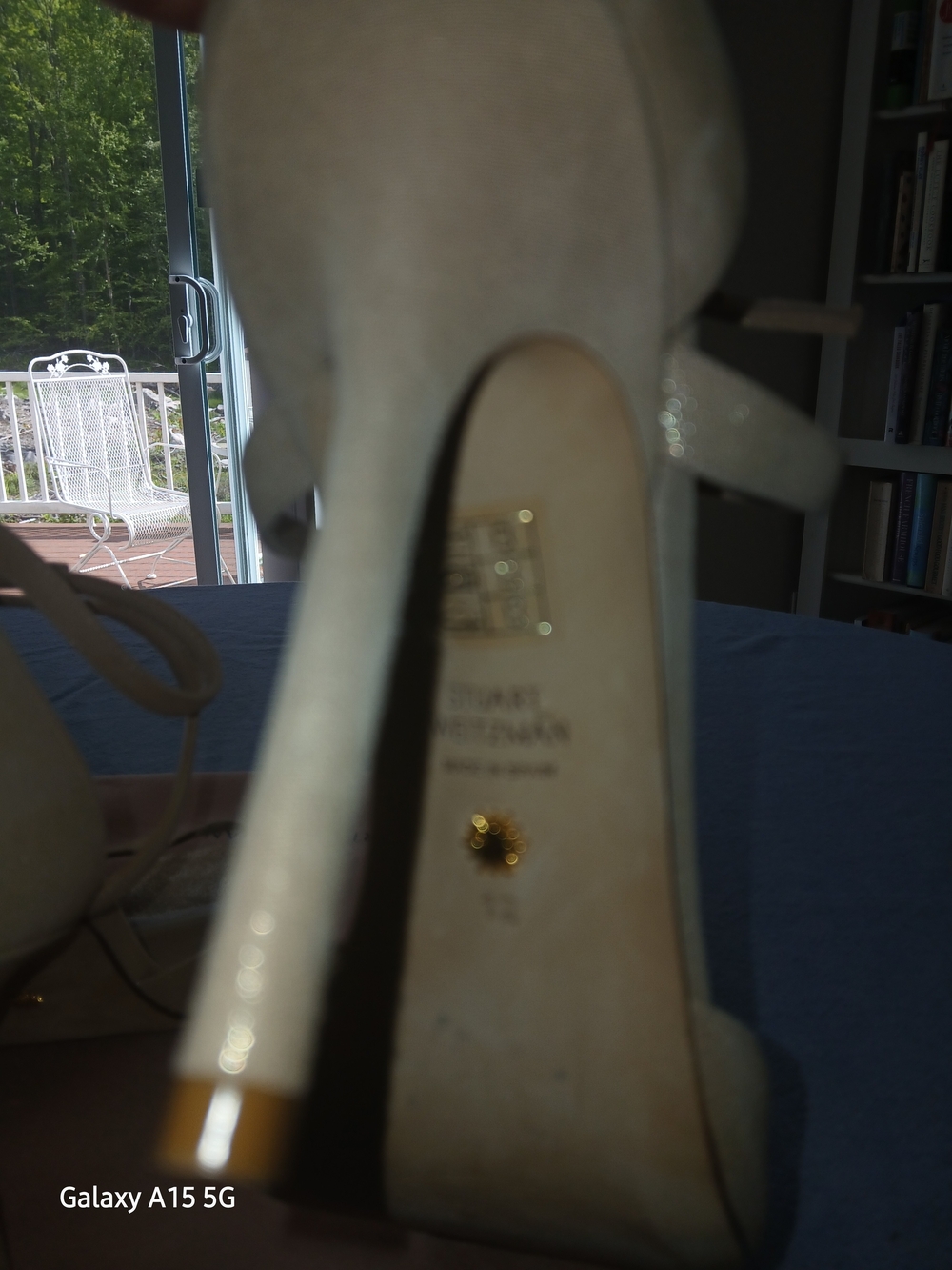 Stuart Weitzman Anastasia suede sandals in a neutral color with shimmer - Picture 5 of 5